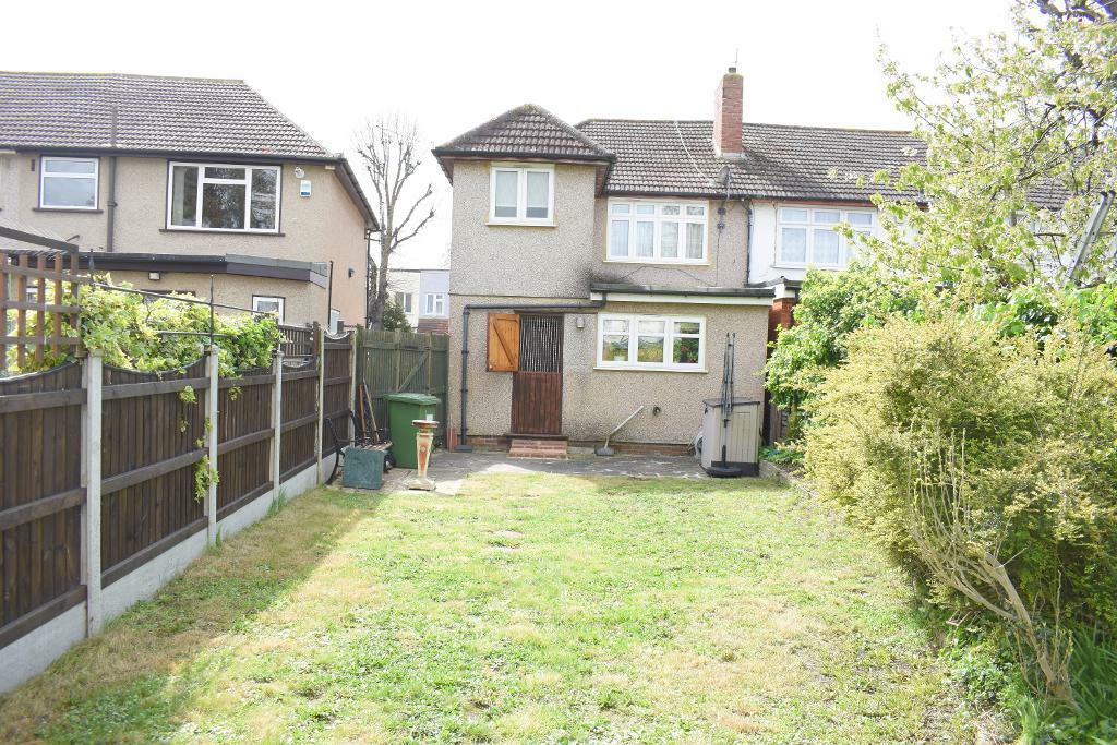 3 bedroom end of terrace house for sale in Elm Park Avenue, Elm Park