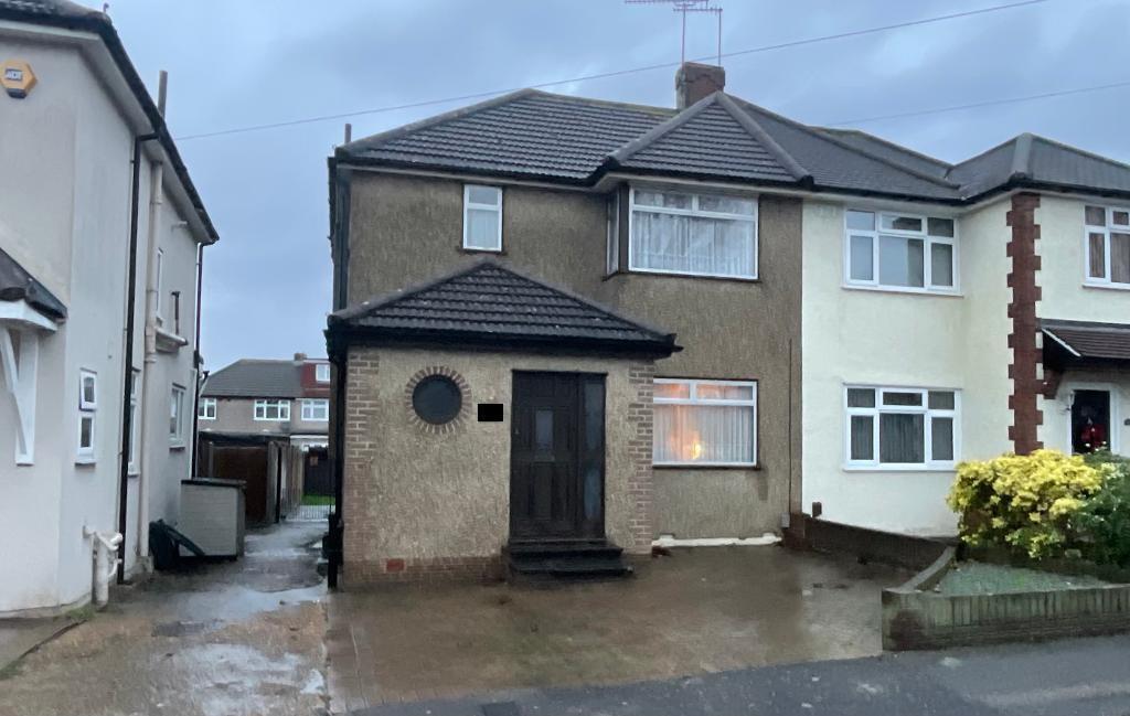 Main image of property: Fernbank Avenue, Hornchurch, Essex, RM12 5RA