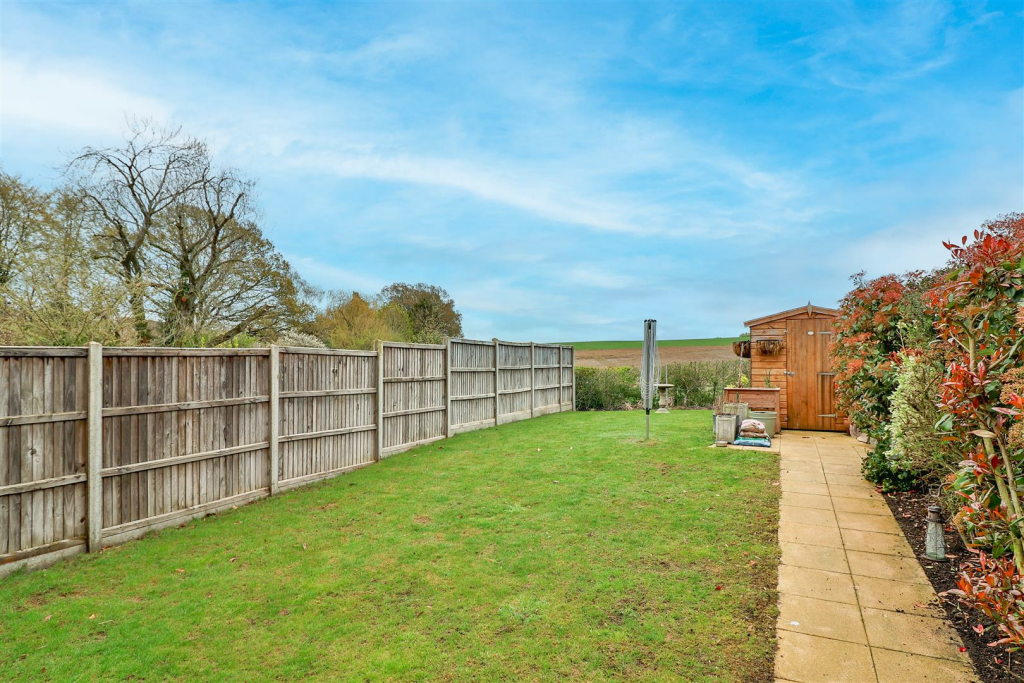 3 bedroom semidetached house for sale in Station Field, Boxford