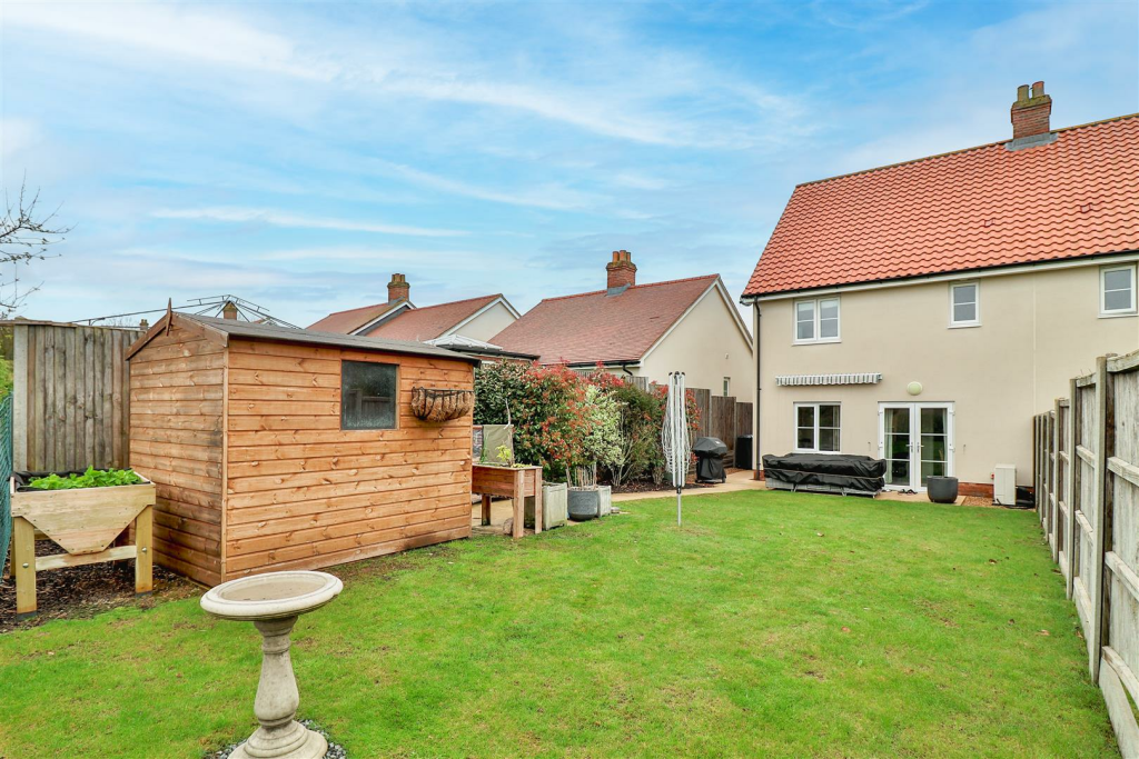 3 bedroom semidetached house for sale in Station Field, Boxford