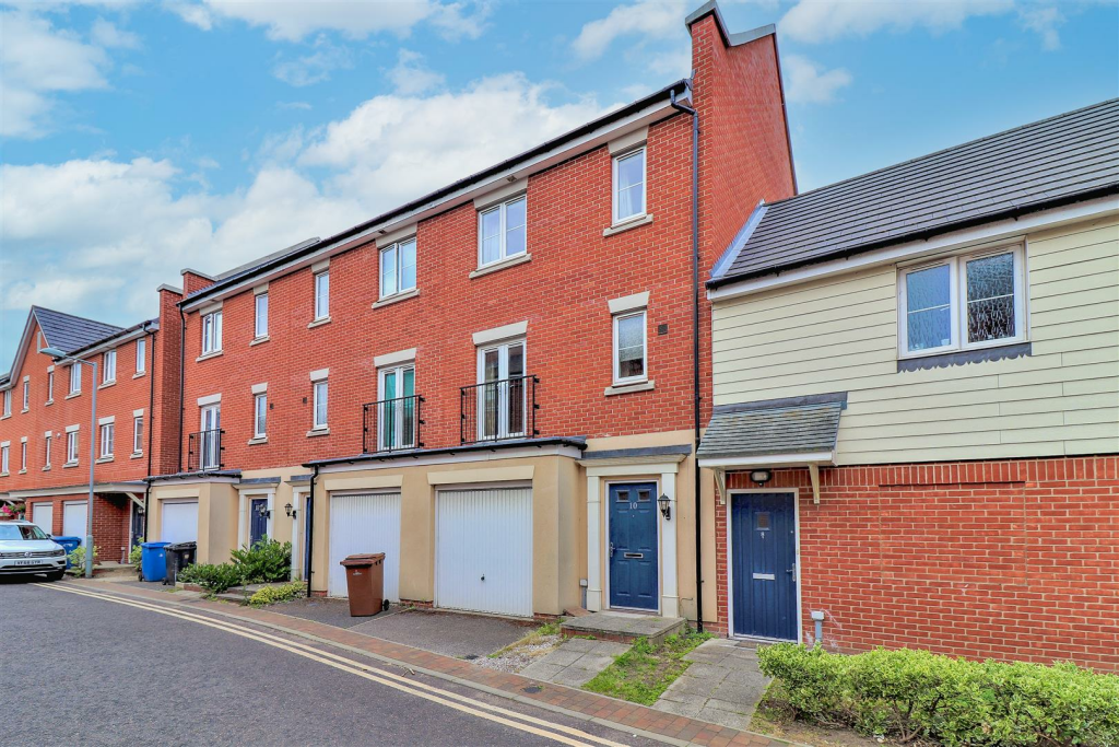 4 bedroom town house for sale in Braeburn Close, Ipswich, Suffolk, IP4