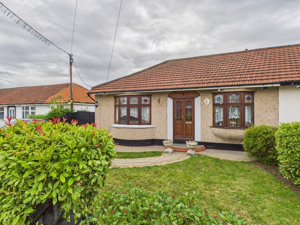 Main image of property: Giffords Cross Avenue, Corringham, SS17