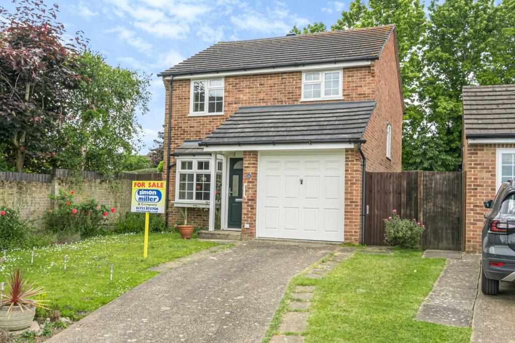 3 bedroom detached house for sale in Roundhay, Leybourne, West Malling