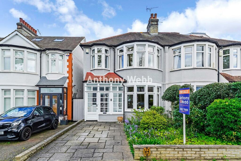 3 bedroom semidetached house for sale in Woodland Way, Winchmore Hill, N21