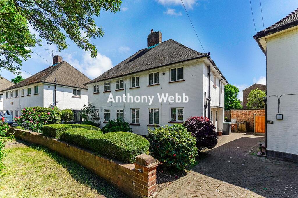 Main image of property: Farndale Avenue, Palmers Green, N13