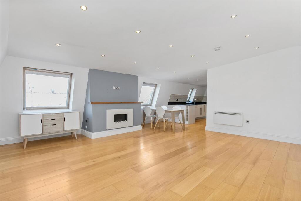 Main image of property: Hazelwood Lane, Palmers Green, N13