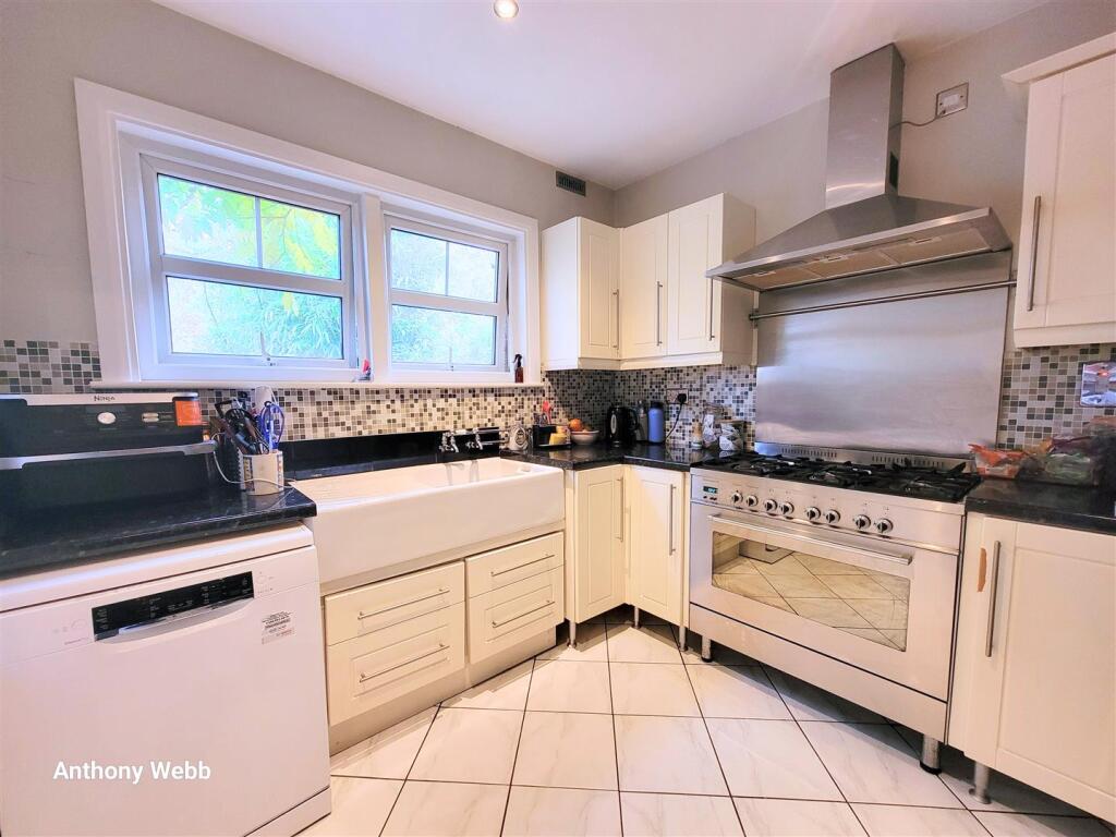 Main image of property: Barrowell Green, Winchmore Hill, N21