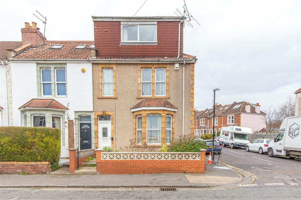 4 bedroom end of terrace house for sale in Downend Road, Horfield, Bristol, BS7
