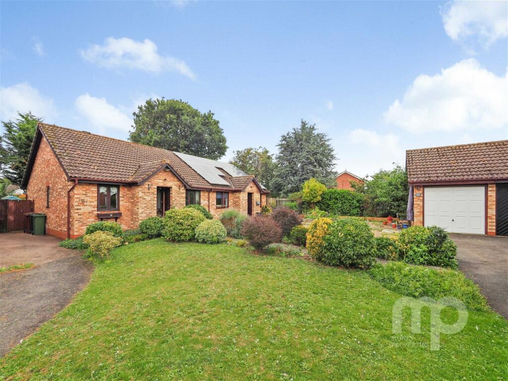2 bedroom semidetached bungalow for sale in Banister Way, Wymondham, NR18