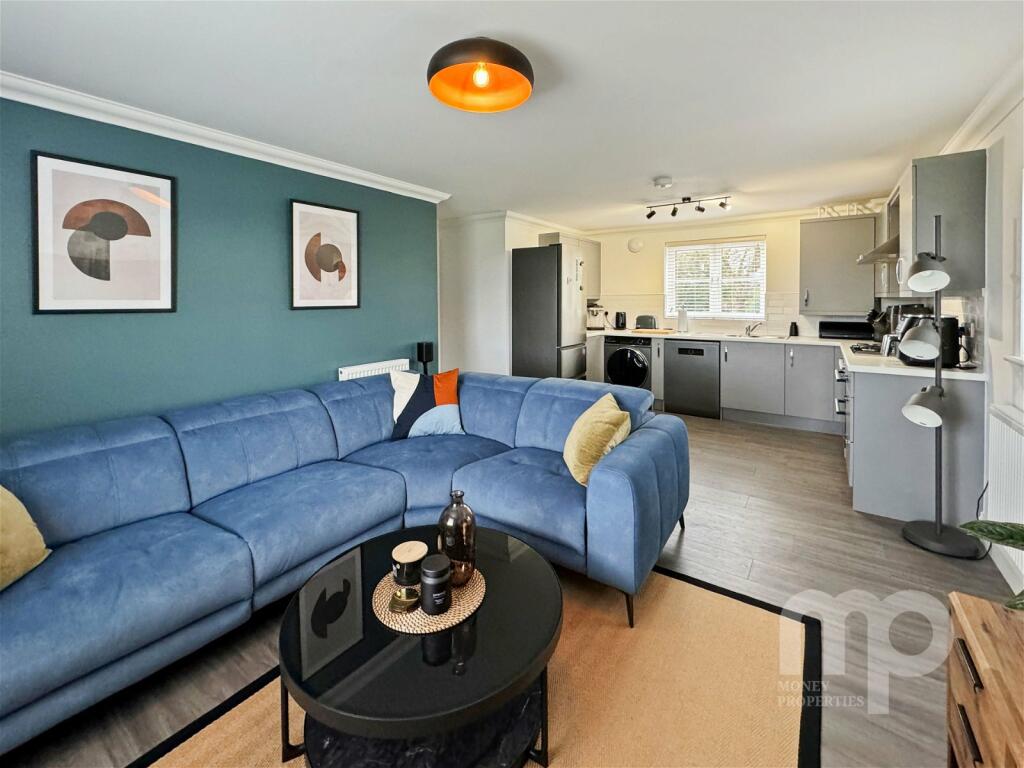 2 bedroom flat for sale in Goldfinch Close, Wymondham, NR18