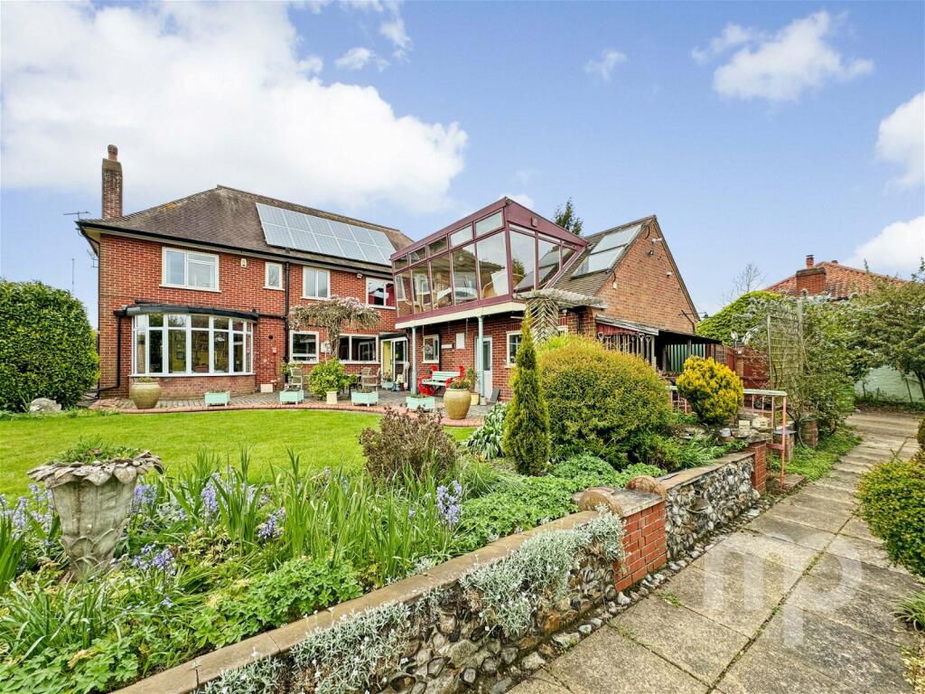 Main image of property: Oak Lodge, Norwich Road, Ashwellthorpe