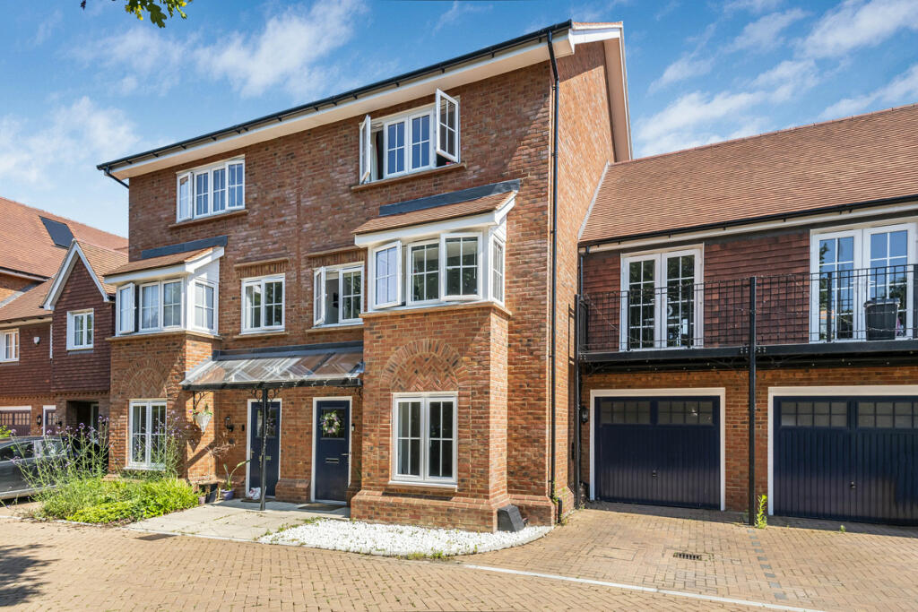 4 bedroom semidetached house for sale in Faraday Street, Didcot, OX11