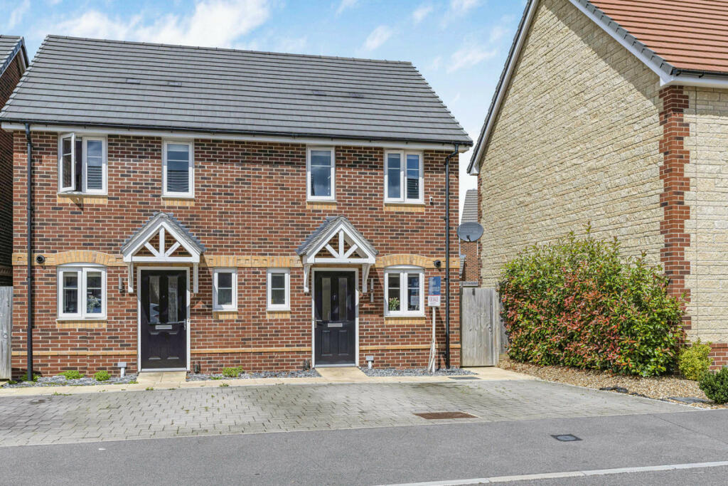 2 bedroom semidetached house for sale in Bluebell Lane, Didcot, OX11