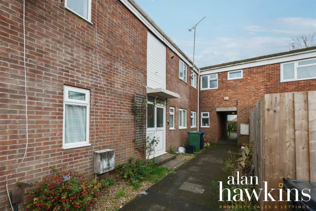 3 bedroom terraced house for sale in Fairfield, Royal Wootton Bassett