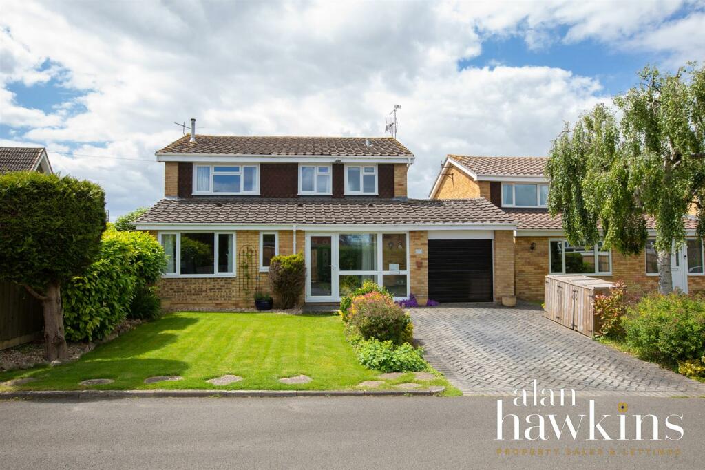 4 bedroom detached house for sale in Old Malmesbury Road, Royal Wootton