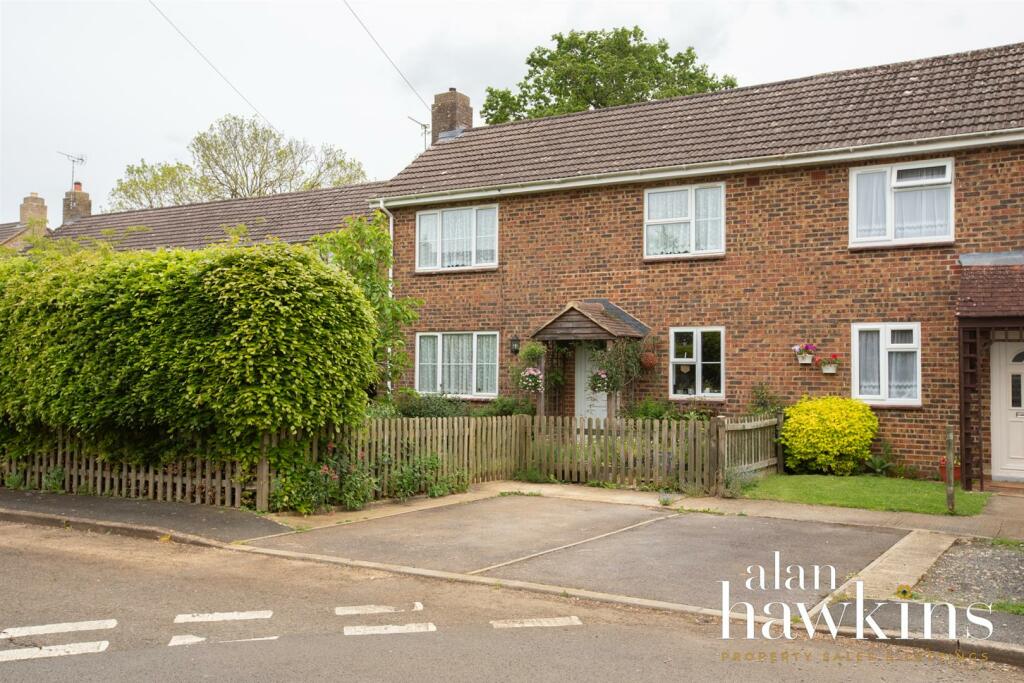 4 bedroom semidetached house for sale in Lancaster Square, Lyneham