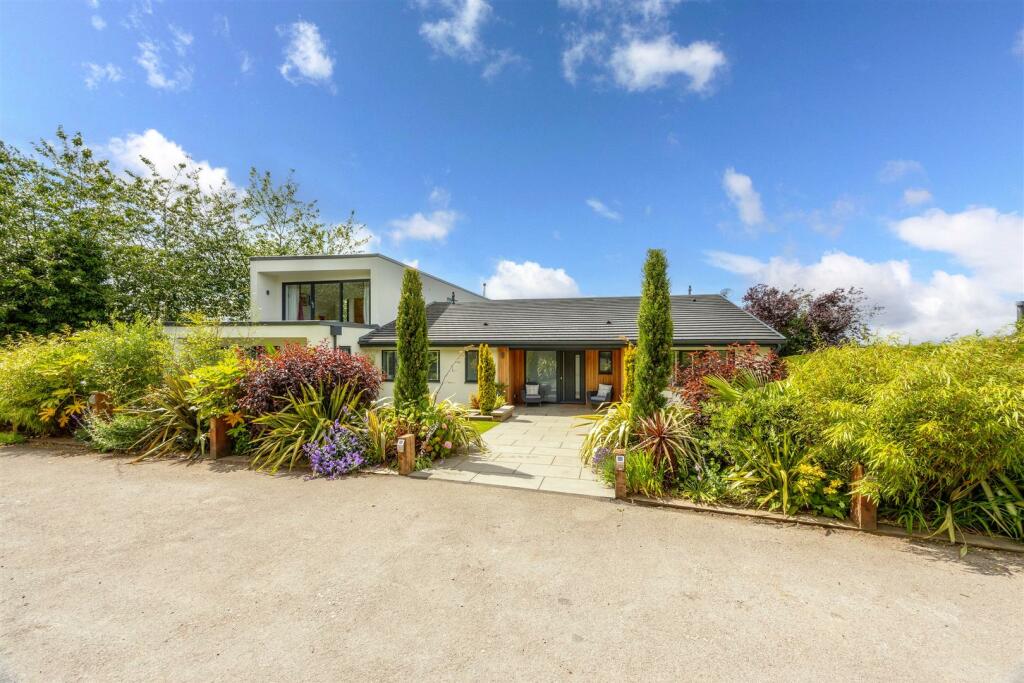 5 bedroom detached house for sale in Serlby Drive, Harthill, Sheffield, S26