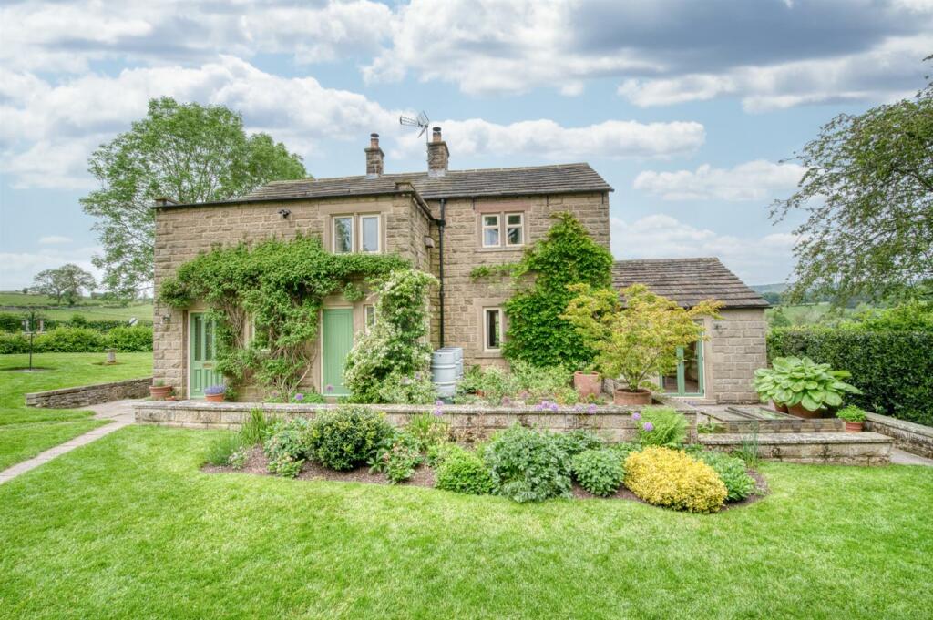 3 bedroom detached house for sale in Vicarage Lane, AshfordInThe