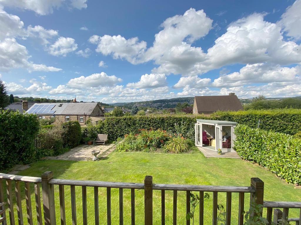 4 bedroom detached house for sale in Starkholmes Road, Matlock, DE4