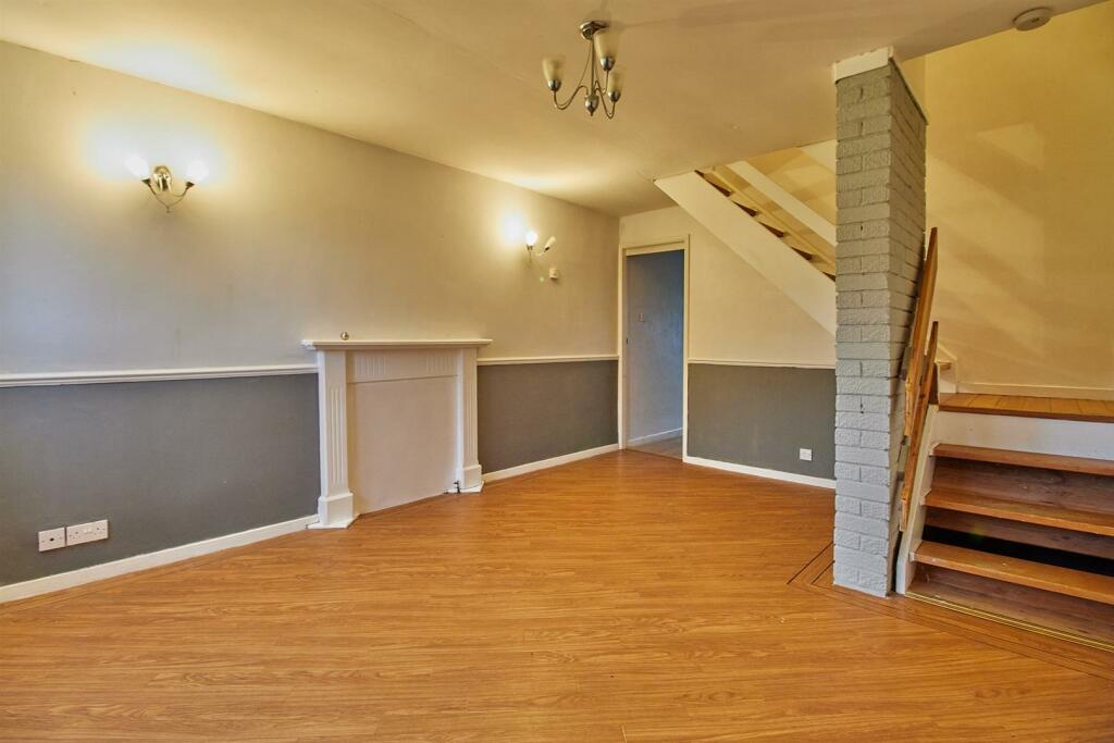 2 bedroom town house for sale in Clifton Way, Hinckley, LE10
