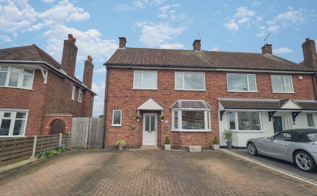 3 bedroom semidetached house for sale in Middlefield Lane, Hinckley, LE10