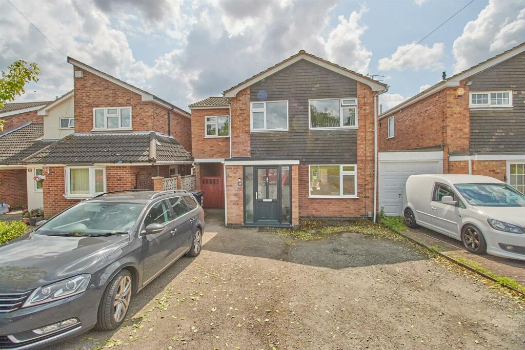 4 bedroom detached house for sale in Clifton Way, Hinckley, LE10