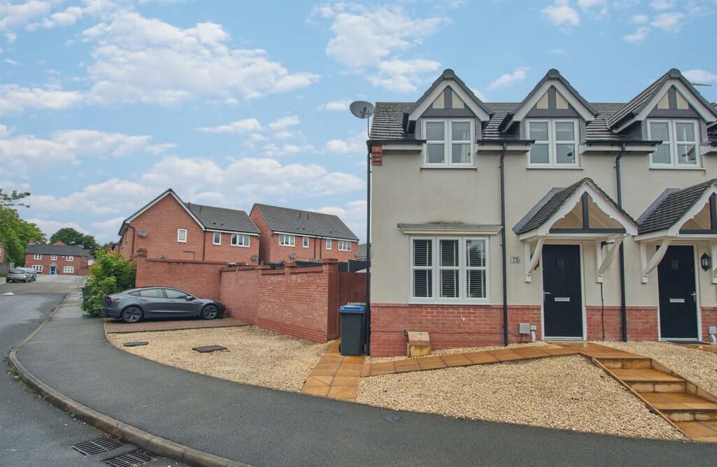 3 bedroom semidetached house for sale in Holywell Fields, Hinckley, LE10