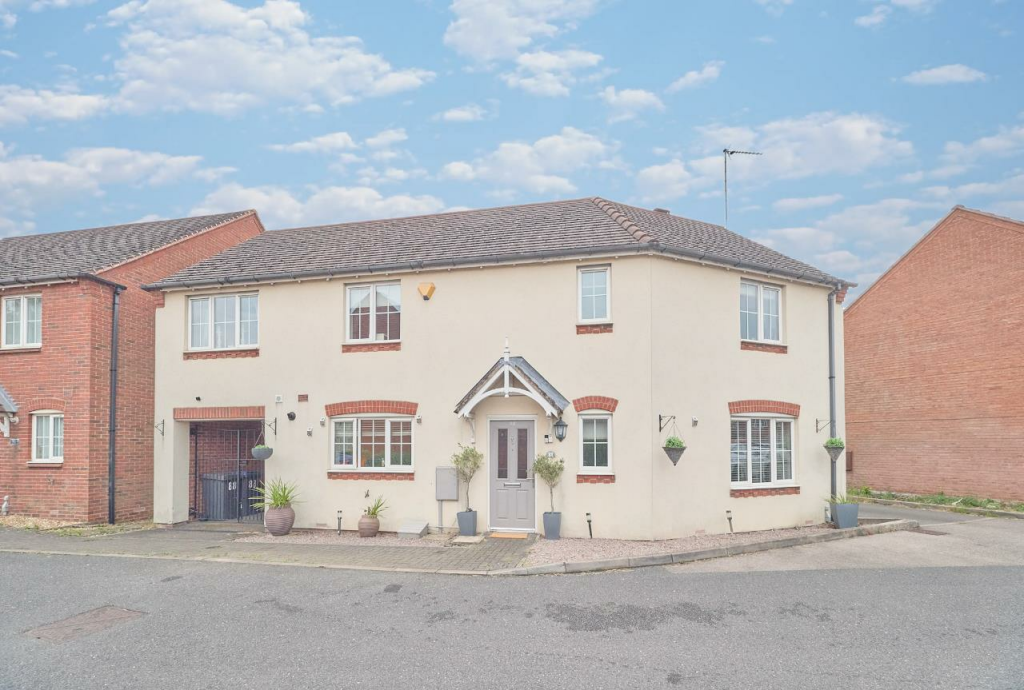 4 bedroom detached house for sale in Paddock Way, Hinckley, LE10