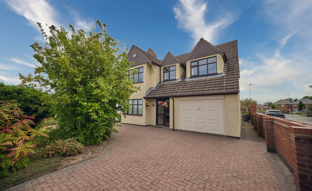 4 bedroom detached house for sale in Lutterworth Road, Burbage, LE10