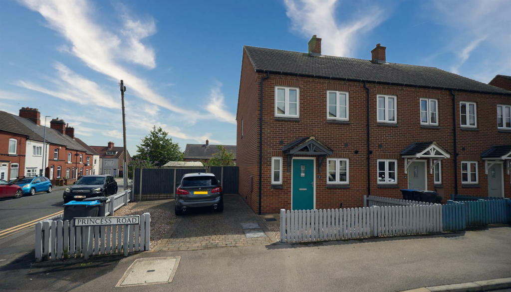 2 bedroom town house for sale in Princess Road, Hinckley, LE10