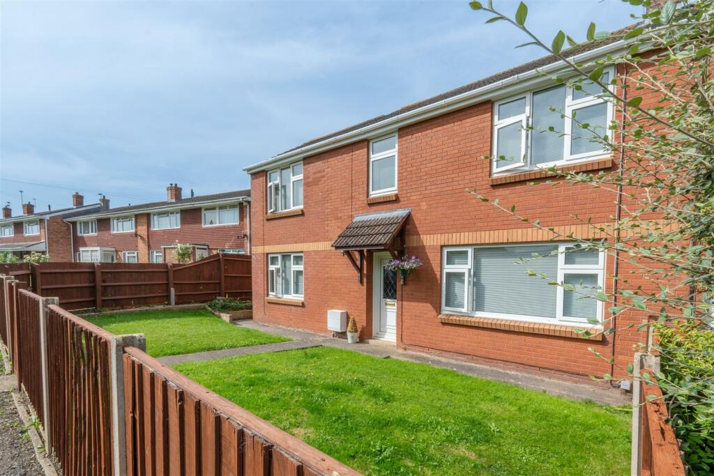 4 bedroom semidetached house for sale in Walton Close, Keynsham