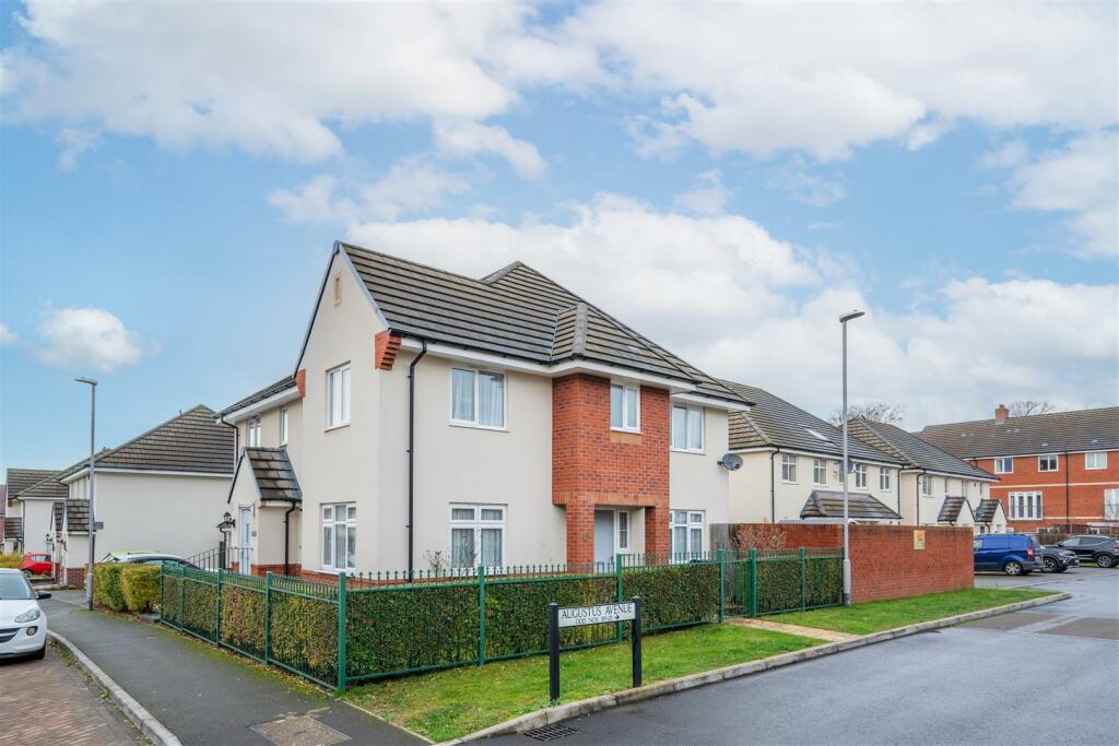 3 bedroom semidetached house for sale in Augustus Avenue, Keynsham, Bristol, BS31