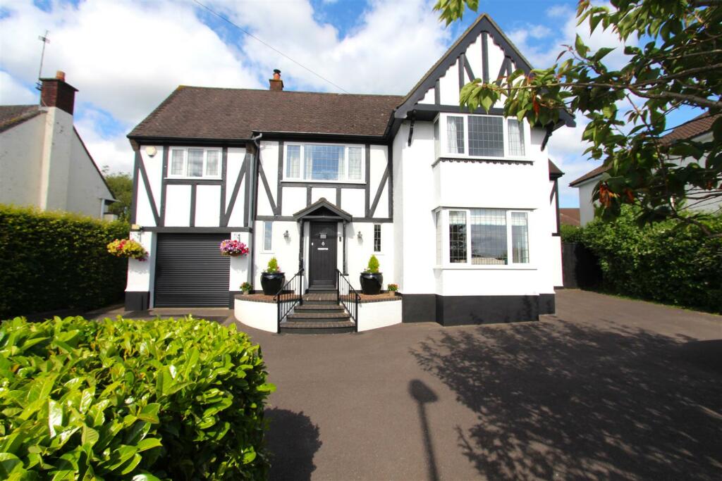 4 bedroom detached house for sale in Wellsway, Keynsham, Bristol, BS31