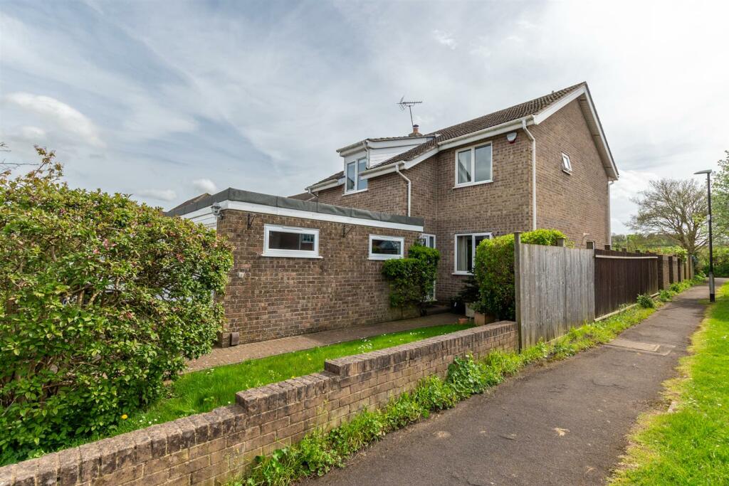 4 bedroom detached house for sale in Montague Road, Saltford, Bristol, BS31