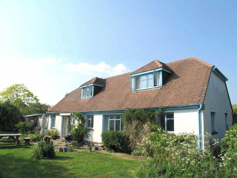 4 bedroom detached house for sale in Manor Way, LeeOnTheSolent