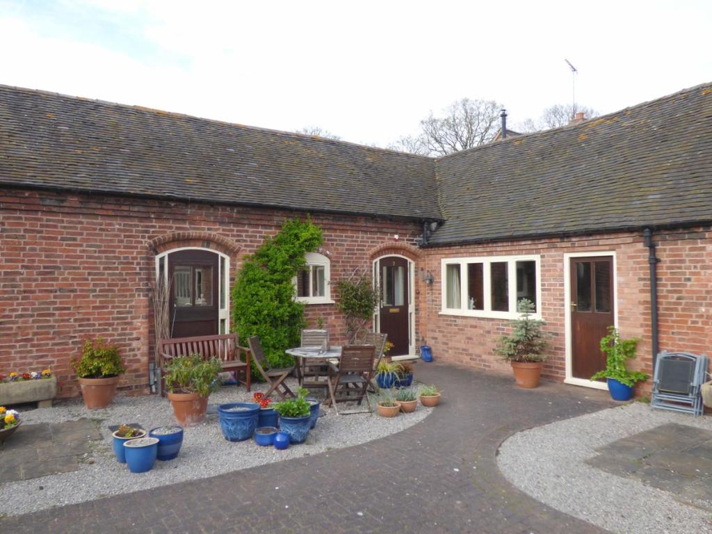 2 bedroom barn conversion for rent in 2 Fountain Court, Teddesley Park