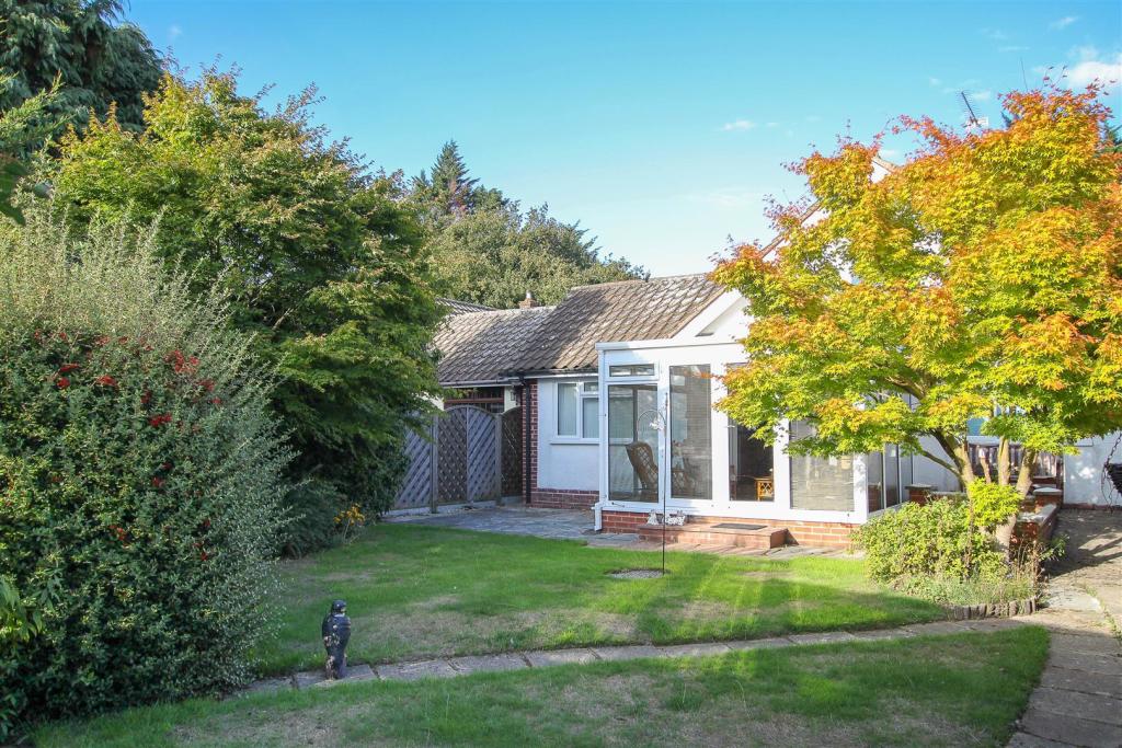 3 bedroom detached bungalow for sale in Ongar Road, Kelvedon Hatch, CM14