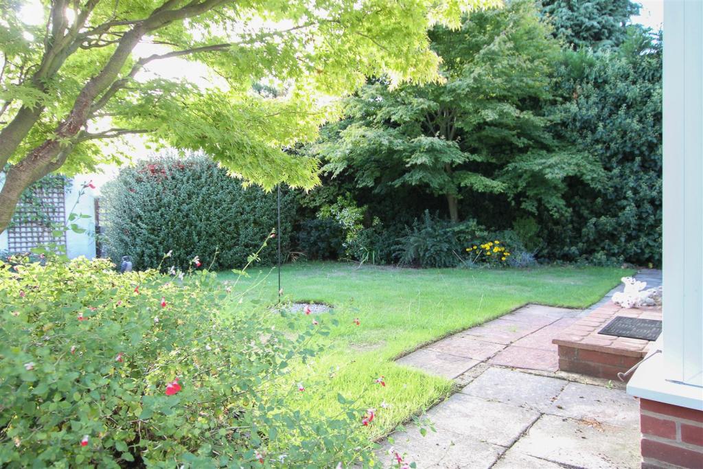 3 bedroom detached bungalow for sale in Ongar Road, Kelvedon Hatch, CM14