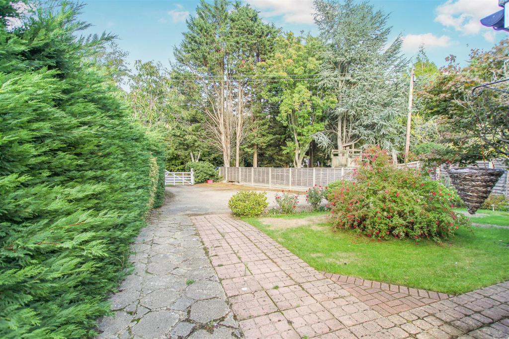 3 bedroom detached bungalow for sale in Ongar Road, Kelvedon Hatch, CM14