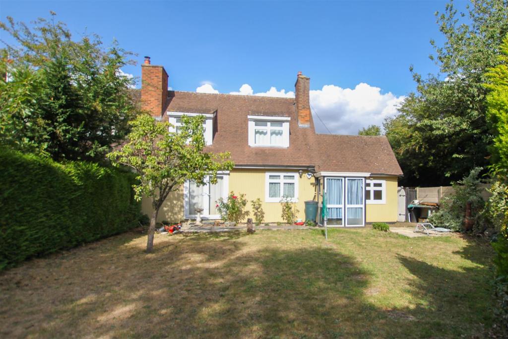 3 bedroom semidetached house for sale in Stocks Lane, Kelvedon Hatch, CM15