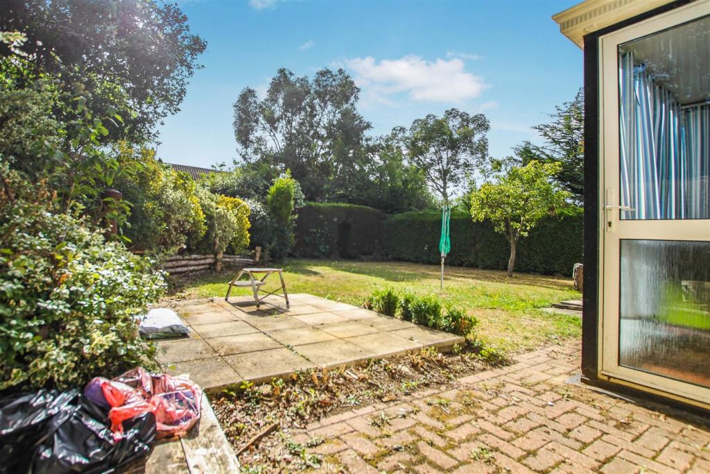 3 bedroom semidetached house for sale in Stocks Lane, Kelvedon Hatch, CM15