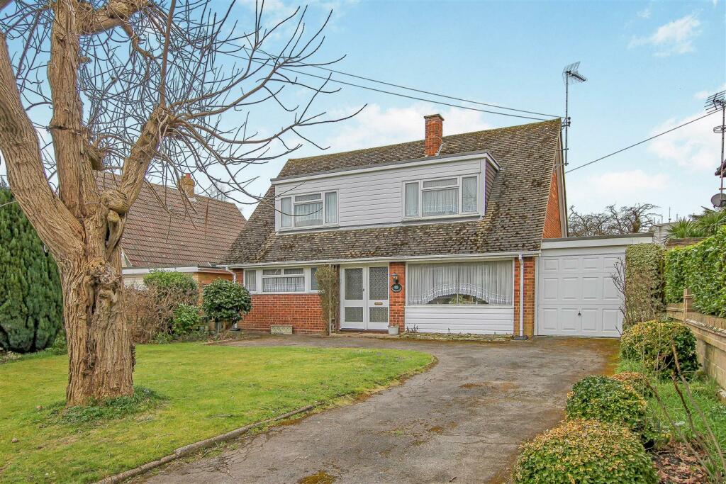3 bedroom detached house for sale in School Road, Kelvedon Hatch, Brentwood, CM15