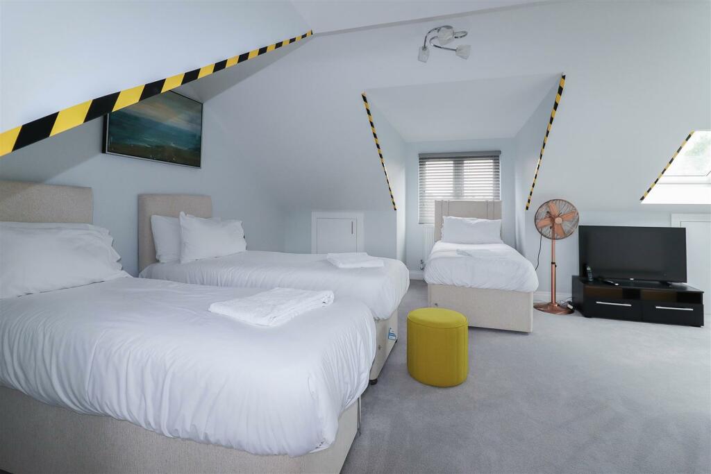 Additional property image - Tipps Cross Lane, Hook End, Brentwood
