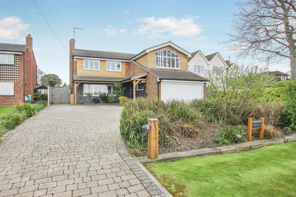 5 bedroom detached house for sale in ** SIGNATURE HOME ** Blackmore