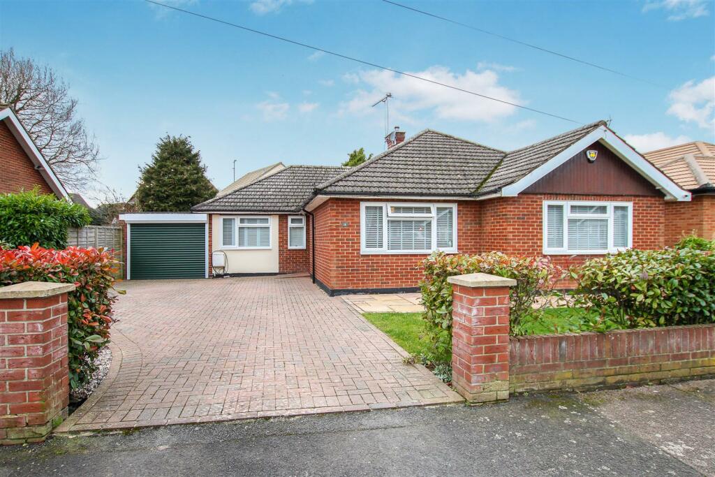 3 bedroom detached bungalow for sale in Elmtree Avenue, Kelvedon Hatch, Brentwood, CM15