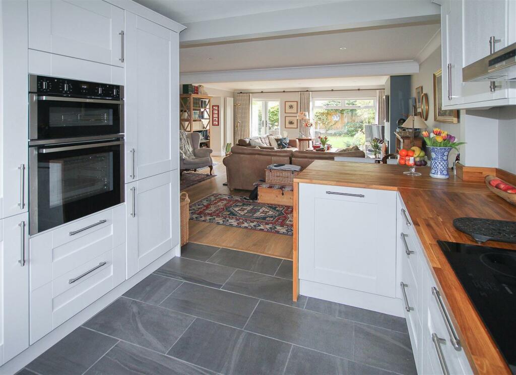3 bedroom semidetached house for sale in School Road, Kelvedon Hatch