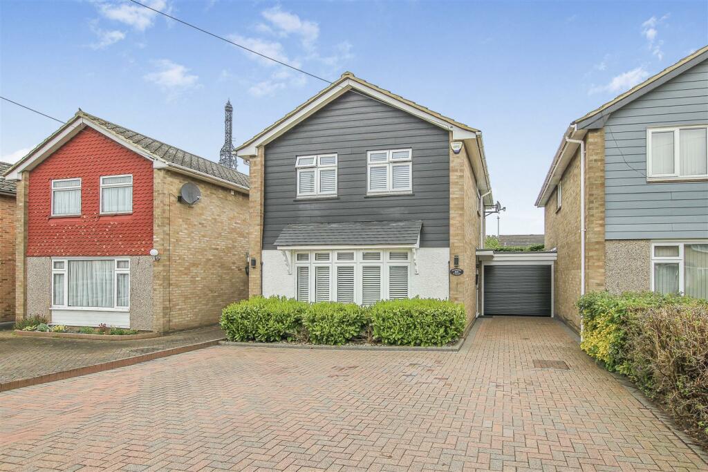 3 bedroom detached house for sale in Glovers Field, Kelvedon Hatch, Brentwood, CM15