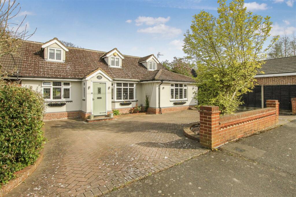 4 bedroom semi-detached house for sale in Spring Pond Meadow, Hook End, Brentwood, CM15