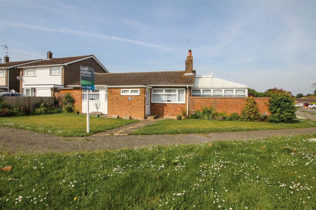 2 bedroom detached bungalow for sale in Shortcroft, Kelvedon Hatch ...