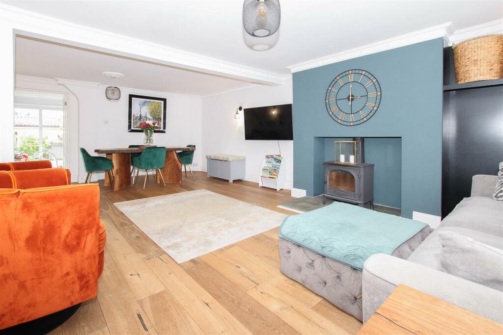 Additional property image - Barn Mead, Doddinghurst, Brentwood